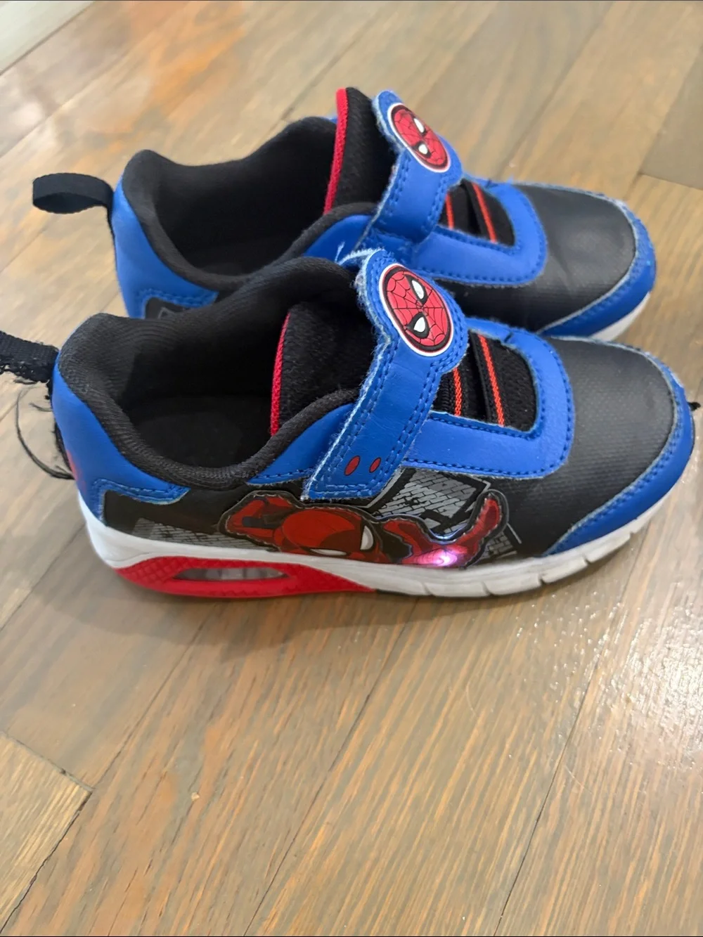 Boys 11 Marvel Spider-Man light up & avengers Sneakers guc